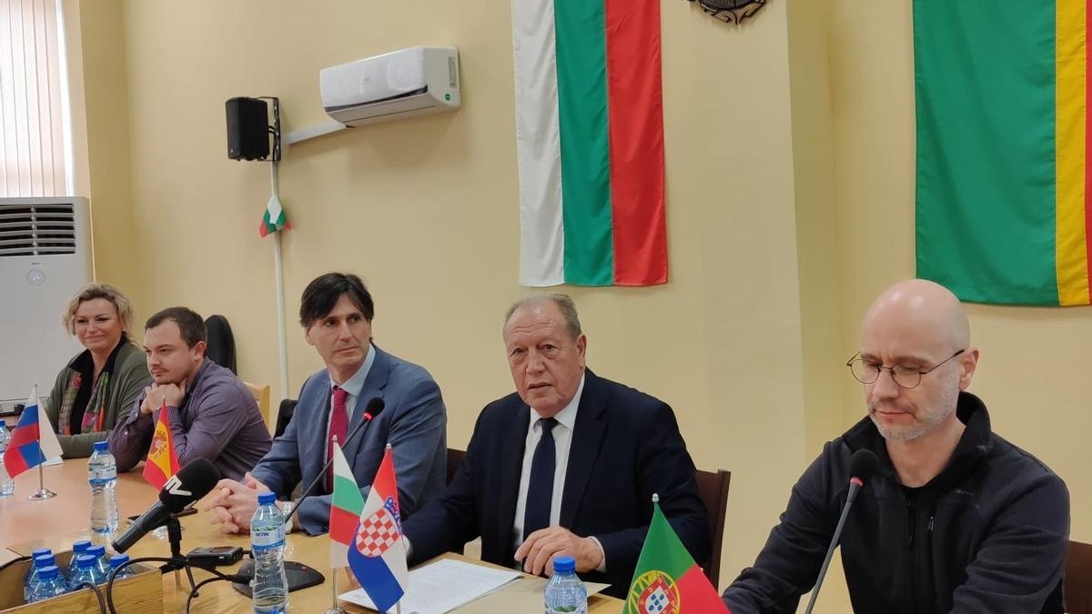 O alcalde, Carlos Martínez, no centro no encontro celebrado en Bulgaria