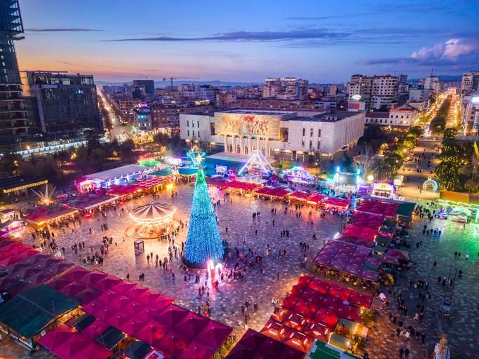 Descubre los mercadillos navideños de las principales ciudades albanesas.