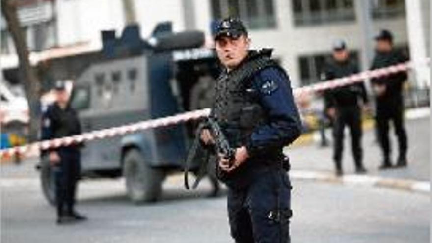 Un agent davant de la prefectura policial atacada ahir a Istanbul