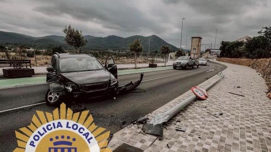 Una conductora colisiona contra una farola tras dormirse al volante en Castellón