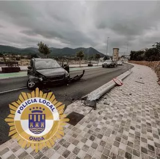 Una conductora colisiona contra una farola tras dormirse al volante en Onda