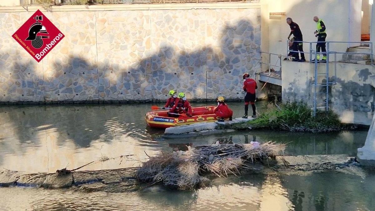 Labores de rescate del cuerpo sin vida hallado en el cauce del río