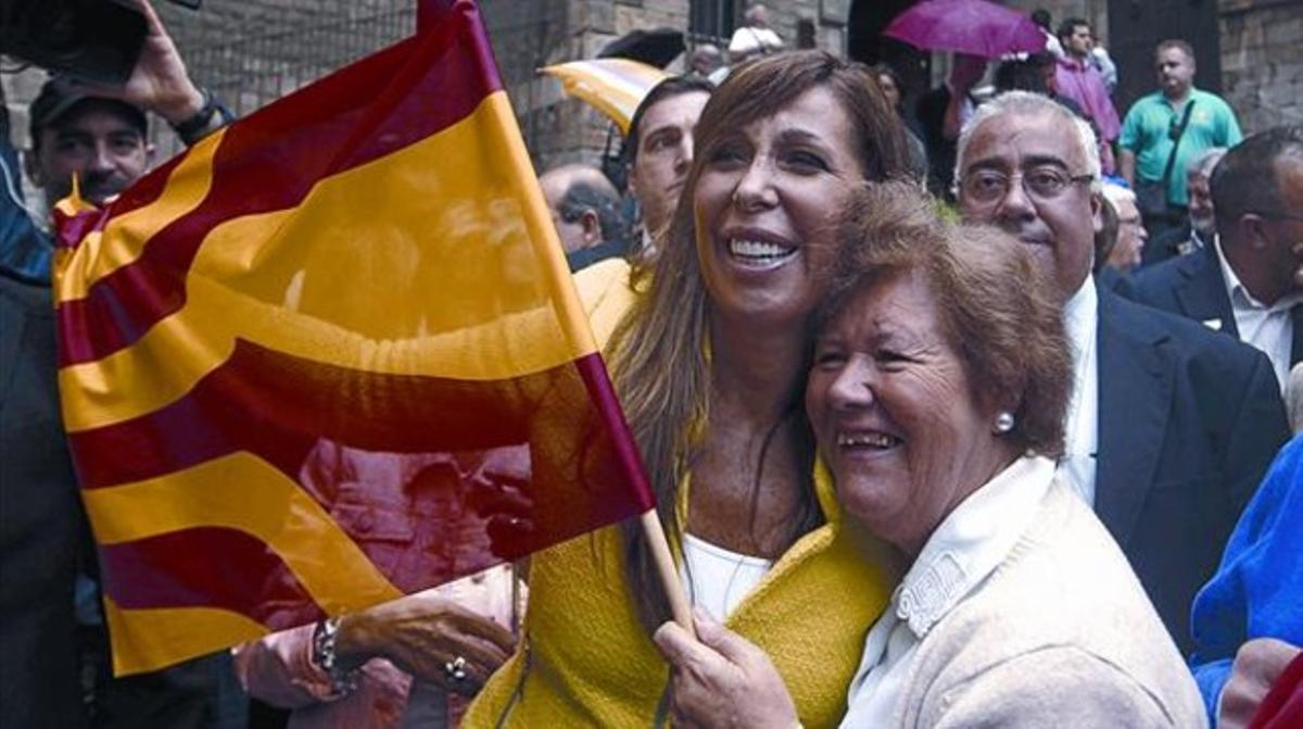 Doble banderaAlicia Sánchez-Camacho, al costat d’una simpatitzant, ahir a la plaça del Rei.