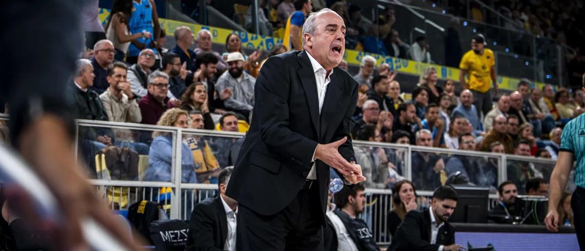 Vidorreta da indicaciones a sus jugadores durante el partido.  |