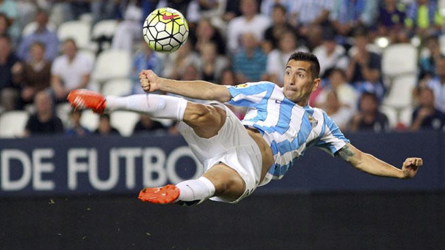 El brasileño Charles, en pleno escorzo, para marcar el 1-0, un golazo de bellísima factura.