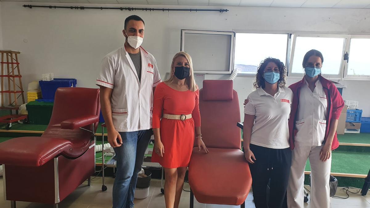 ICHH team with Minerva Artiles, delegate councilor for Public Health, Consumption, Culture and Beaches of the Ingenio City Council. ICHH team with Minerva Artiles, delegate councilor for Public Health, Consumption, Culture and Beaches of the Ingenio City Council.