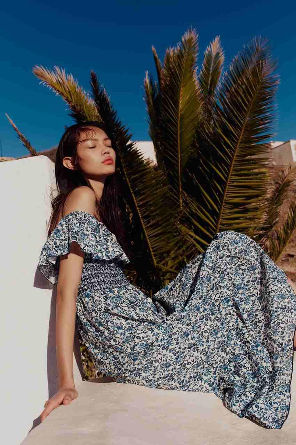 Vestido de escote recto y elástico con hombros descubiertos