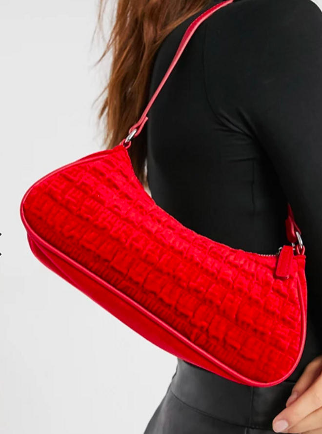 Bolso de hombro con diseño alargado y fruncido estilo años 90 de terciopelo rojo de ASOS DESIGN