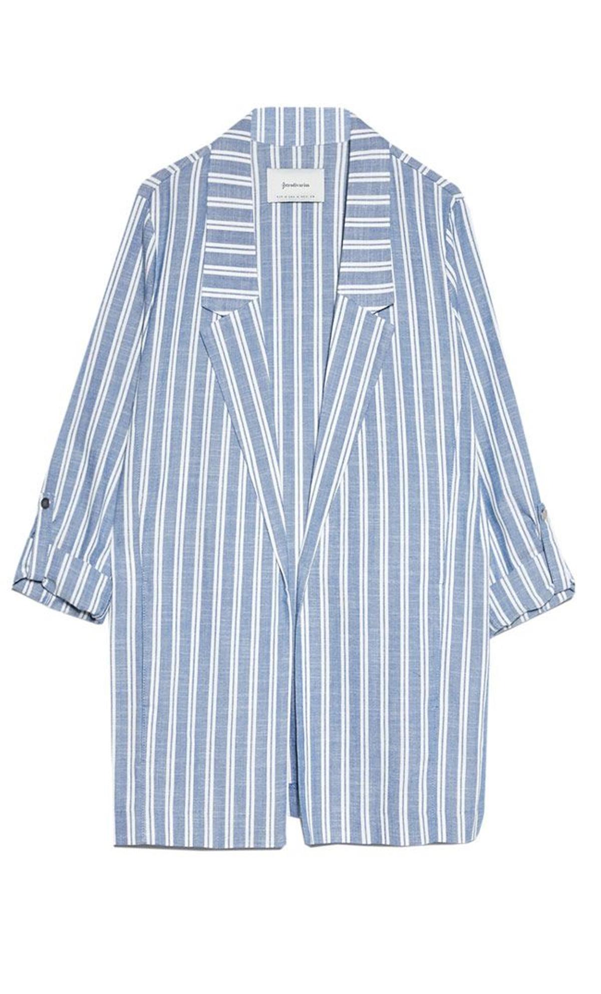 Americana 'oversize' con estampado de rayas, de Stradivarius