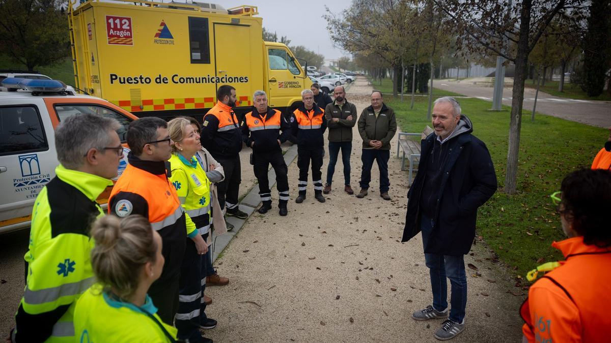 Azcón, frente a representantes de los equipos de rescate que salen hoy a Valencia