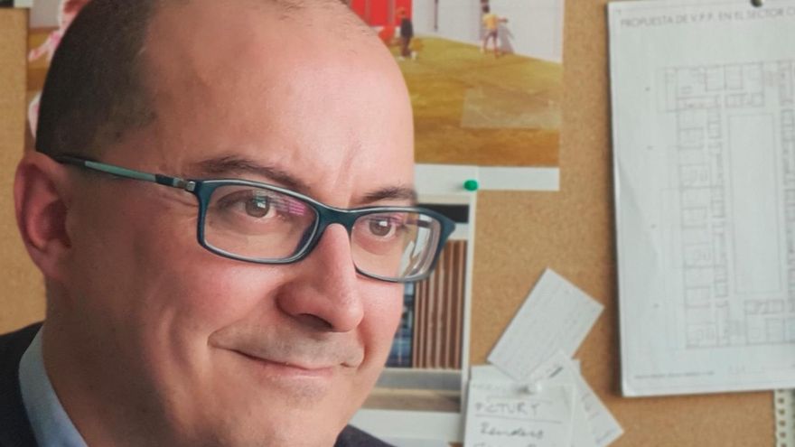«Es frustrante recibir premios internacionales por edificar colegios que se deterioran rápidamente al carecer de dinero para mantenimiento»