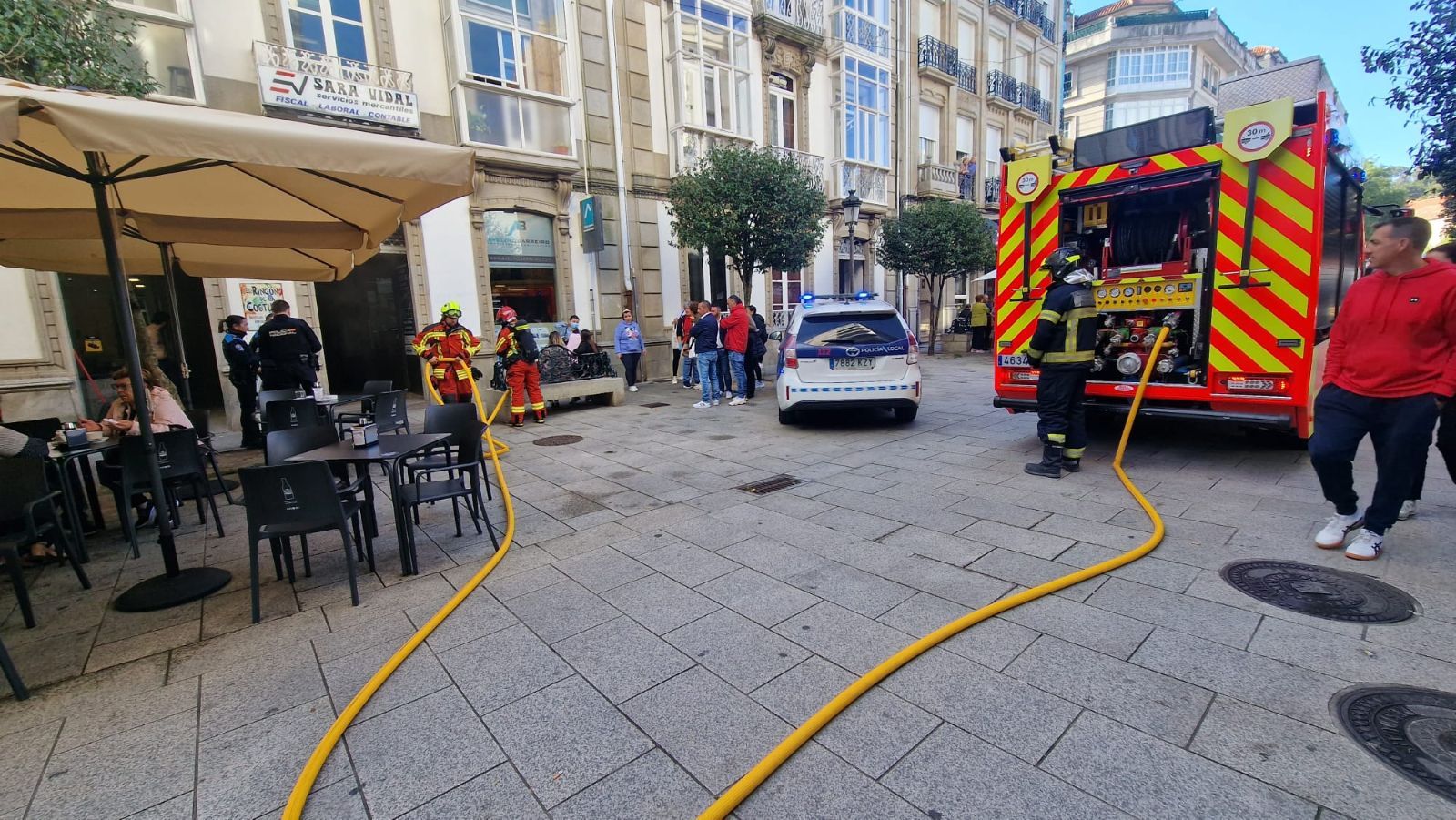 Alarma en Vilagarcía tras una explosión y un incendio en el bajo de un edificio