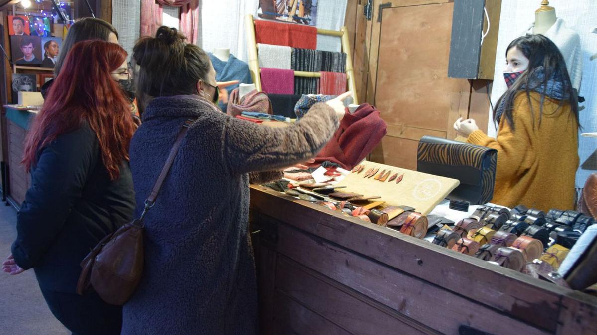 Clientes en una parada del mercat de Nadal, que va tancar la nit de la vigília de Reis | ARXIU/GUILLEM CAMPS