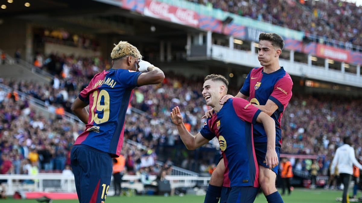 Gavi y Lamine Yamal, que festeja el gol como lo suele hacer Fermín junto a Lamine Yamal, que anotó el 2-1 del Barça al Villarreal en Montjuïc.