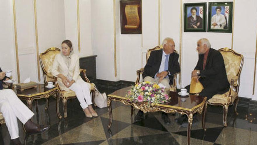 Margallo (2d), Ana Pastor (2i) y José Manuel Soria (i) en Irán.