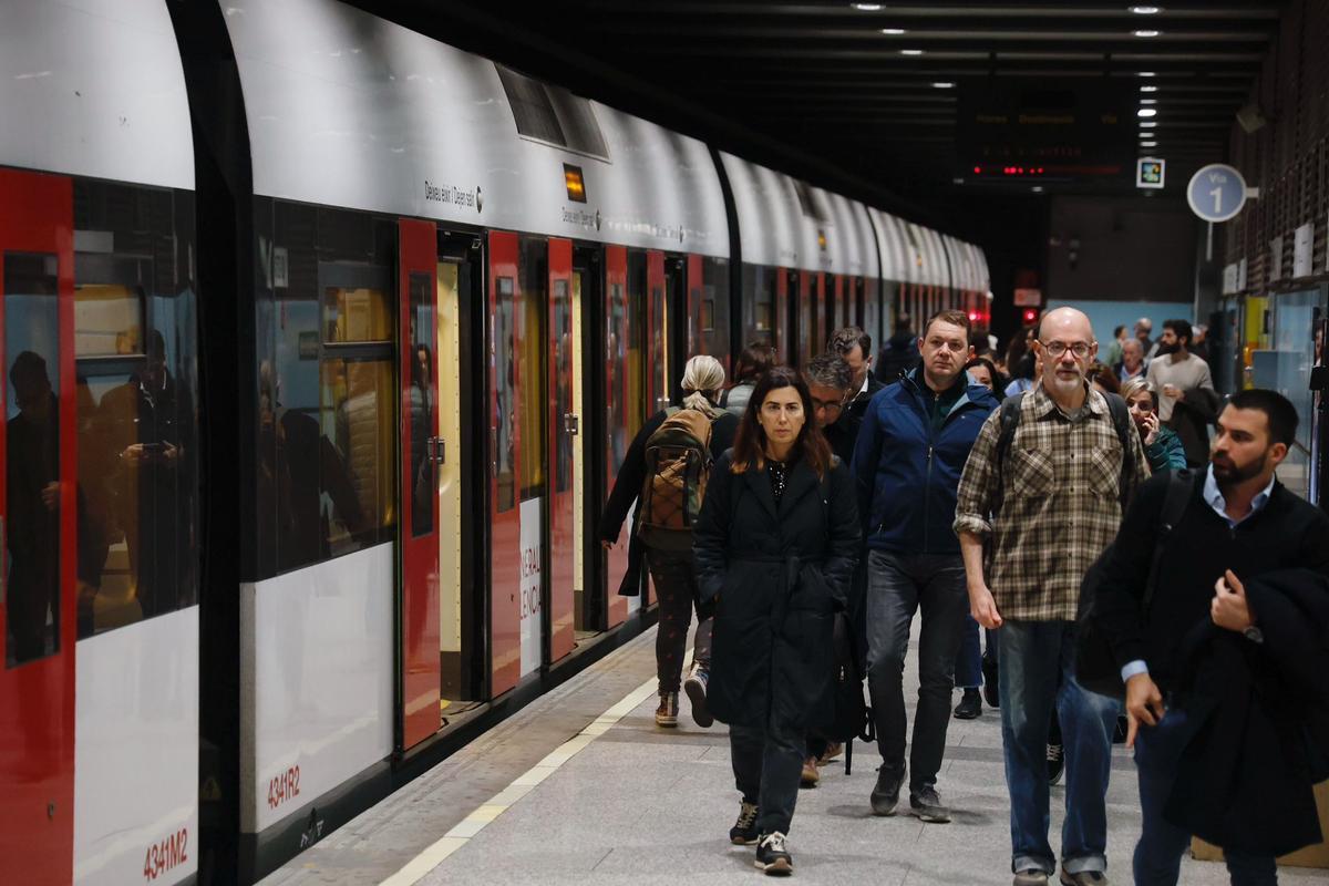 Usuarios de metro, el primer día de la vuelta del servicio.