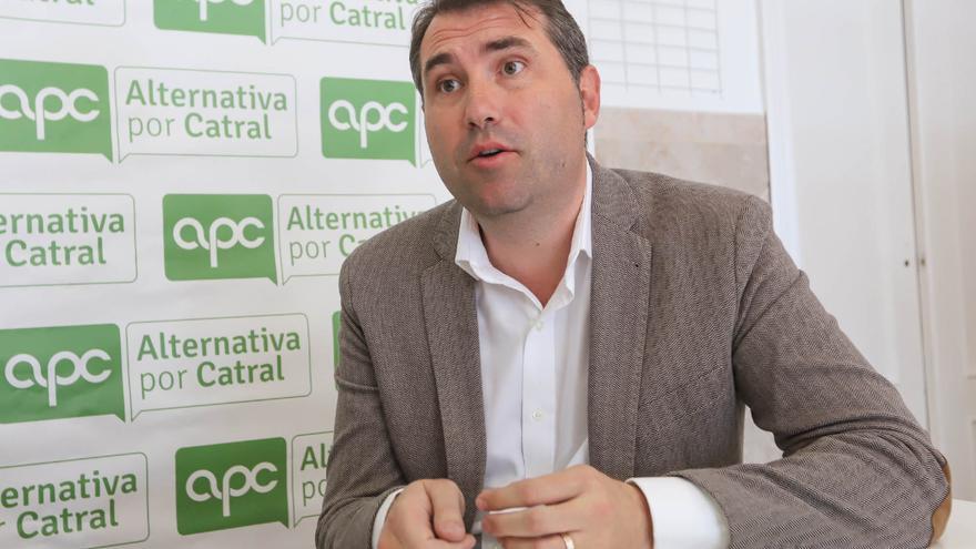 El alcalde de Catral deberá escoger entre su sueldo de 35.000 € o su empresa de peritaje, según el PP