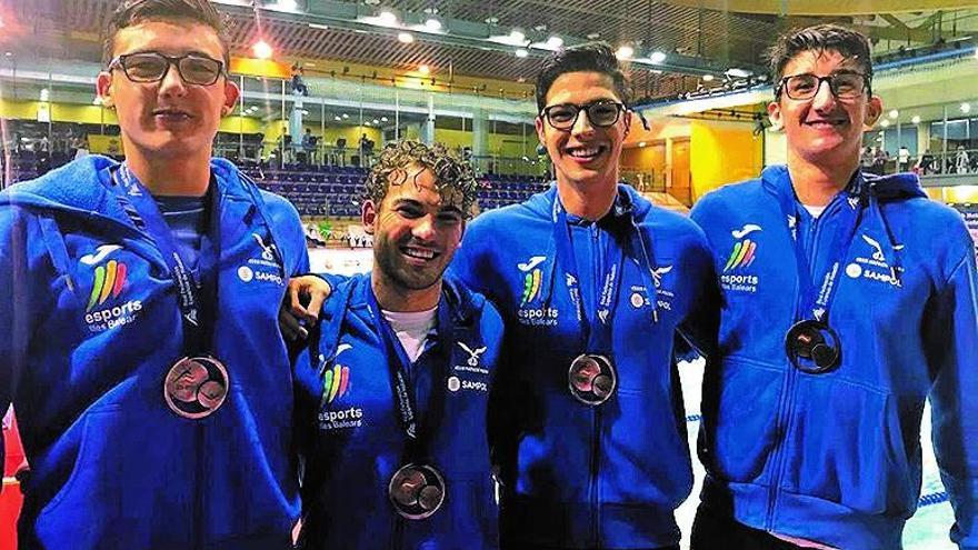 De Celis, Pons, Mulet y Piñeiro posan ayer con su bronce.