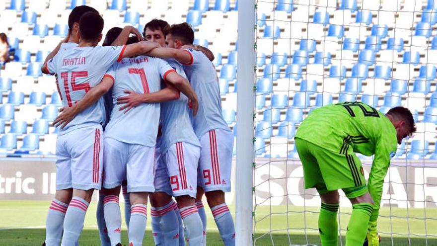 Carlos Soler celebra el gol de Dani Olmo en el Europeo Sub-21.