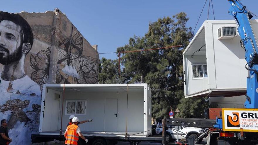 Las grúas trasladaron y montaron ayer el retén prefabricado, con rejas, en la calle Escalante.