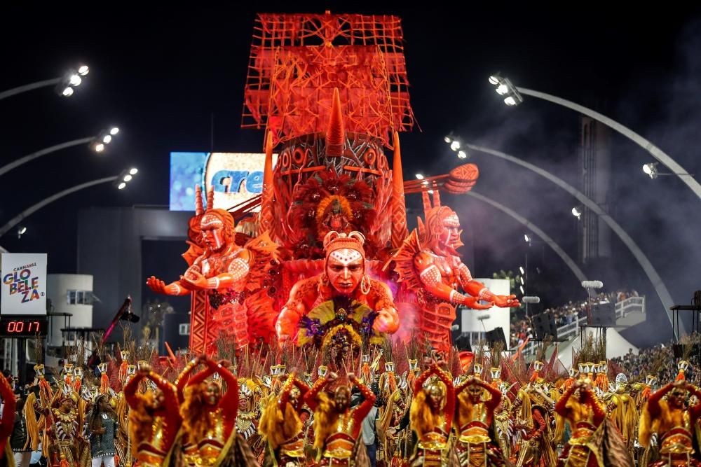 Arranca el Carnaval en Brasil al ritmo de samba.