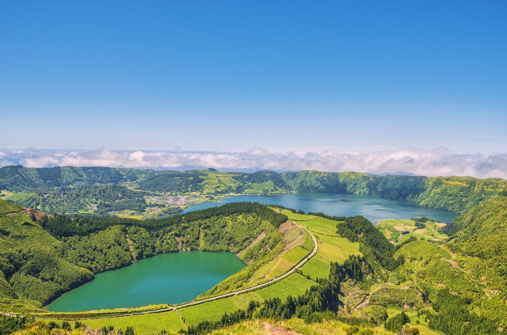 Exuberante vegetación en las islas Azores.