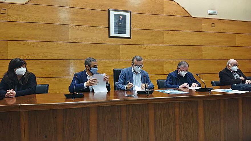 Un momento de la firma del convenio, ayer en la Mancomunitat.