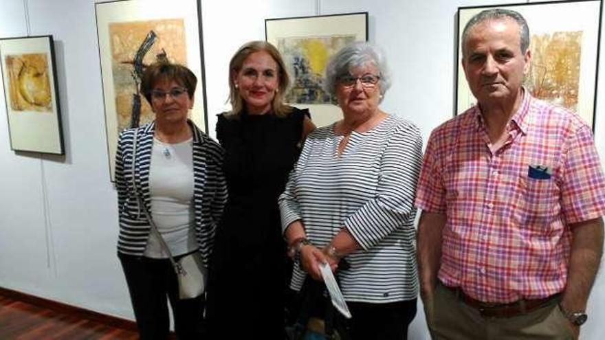 La profesora María Antonia López y Eva Prieto, junto a dos compañeros.