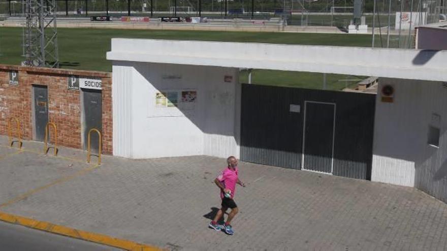 El estadio municipal Quatre Camins cerrado ayer por el efecto de la plaga de pulgas.