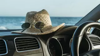 Por qué deberías lavar tu coche cada vez que vuelvas de la playa según los expertos (y cómo hacerlo bien)