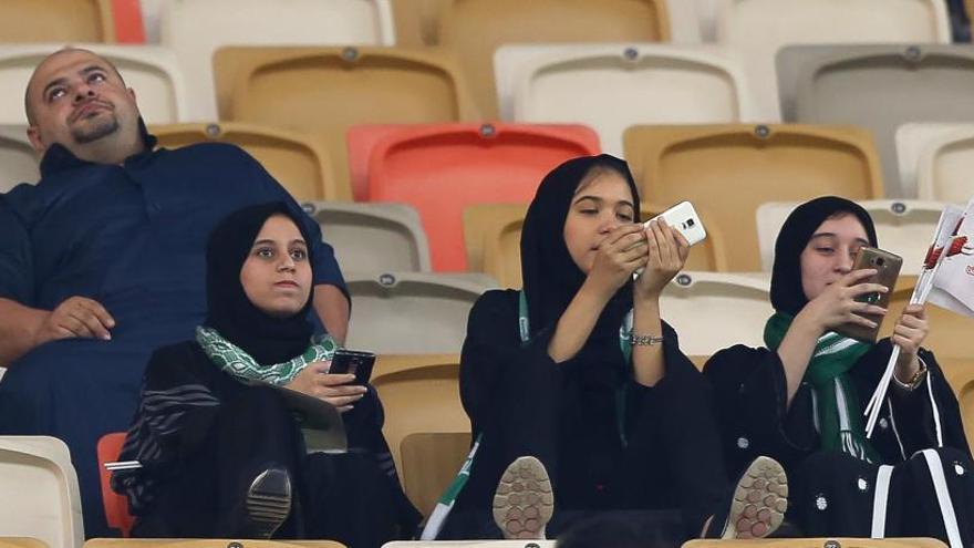 Las mujeres asisten por primera vez a un partido de fútbol en Arabia Saudí