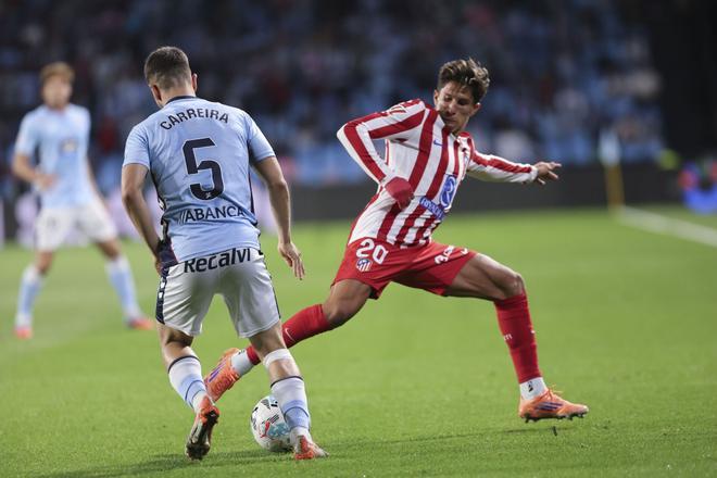 VIGO (PONTEVEDRA), 05/10/2025.- El centrocampista del Celta Sergio Carreira, y el centrocampista del Atlético de Madrid Giuliano Simeone, durante el partido de la octava jornada de LaLiga EA Sports que Celta de Vigo y Atlético de Madrid disputan este domingo en el estadio de Balaídos. EFE/Salvador Sas