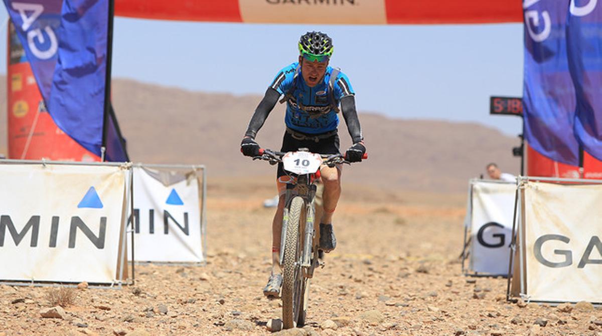 El ciclista català Óscar Pujol, en el moment de travessar la meta de la tercera etapa de la Titan Desert, a Boudnid. El ciclista català Óscar Pujol, en el moment de travessar la meta de la tercera etapa de la Titan Desert, a Boudnid.