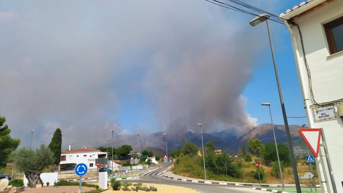 El foco que avanza hacia la Vall de Laguar observado desde Orba