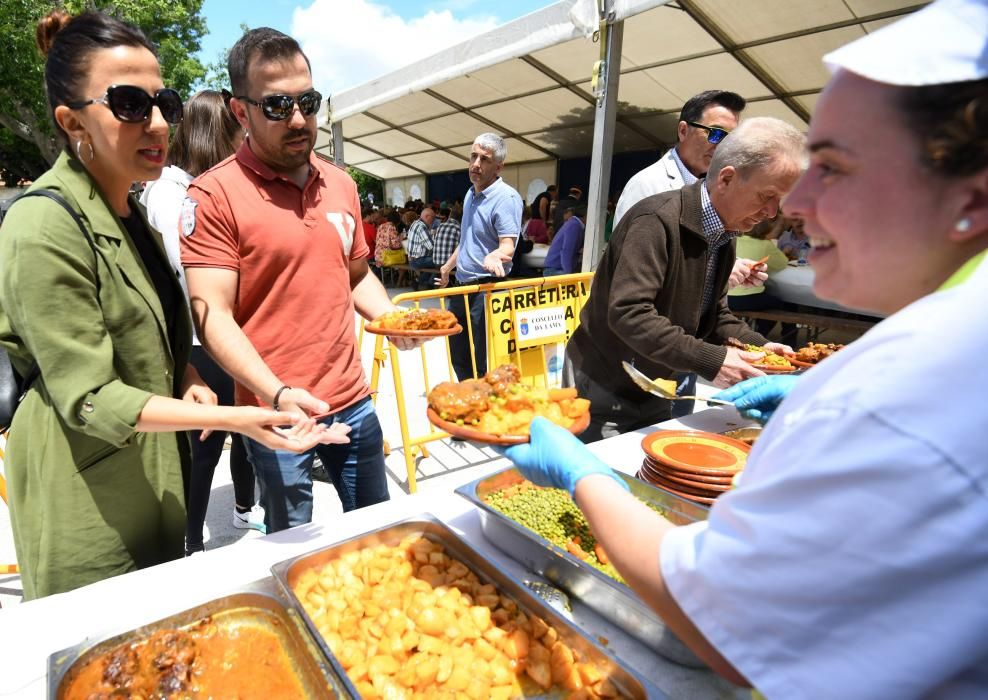 Fiestas gastronómicas en Galicia | A Lama hinca el diente a su famoso codillo