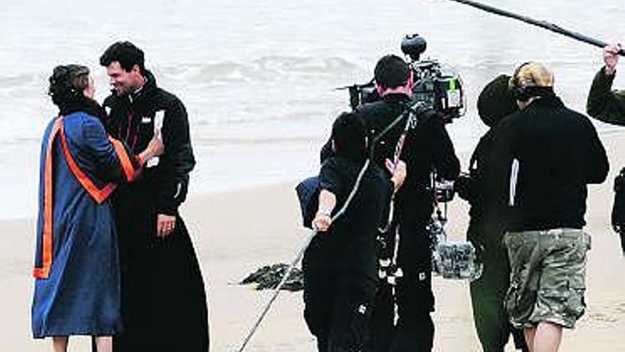 Rodaje de «La señora» en la playa llanisca de Borizu.