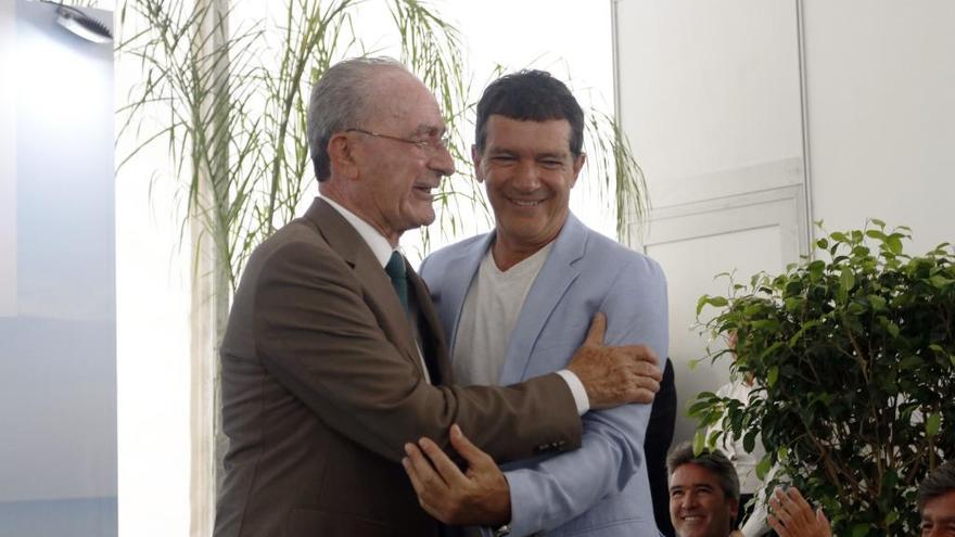El alcalde de Málaga, Francisco de la Torre, y el actor Antonio Banderas, en un encuentro esta semana.