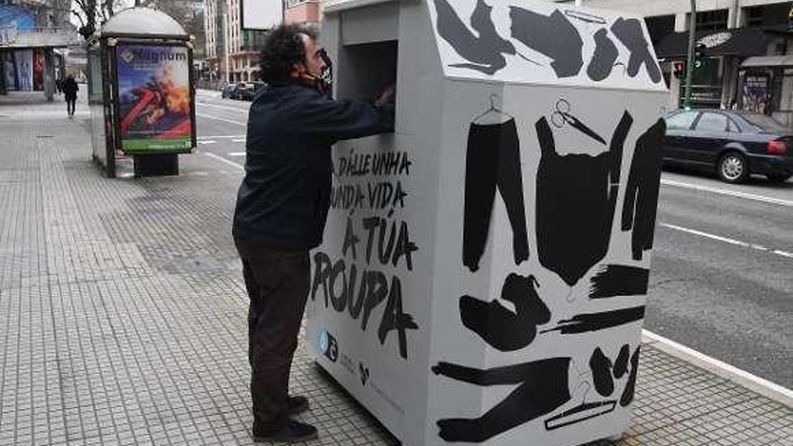 Los contenedores de donación de ropa estrenan nuevo diseño externo - La  Opinión de A Coruña