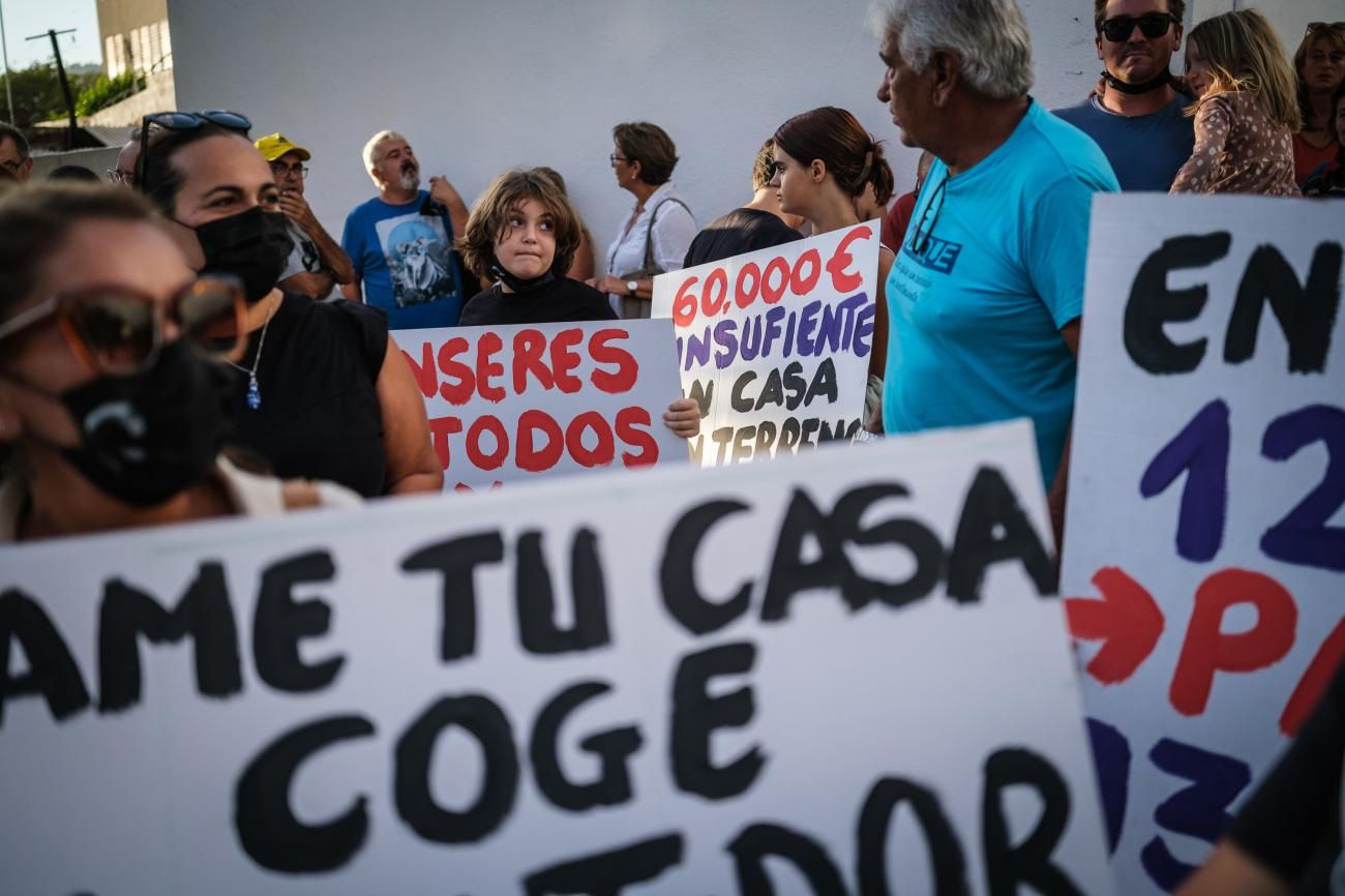 Protesta un año después de la erupción del volcán