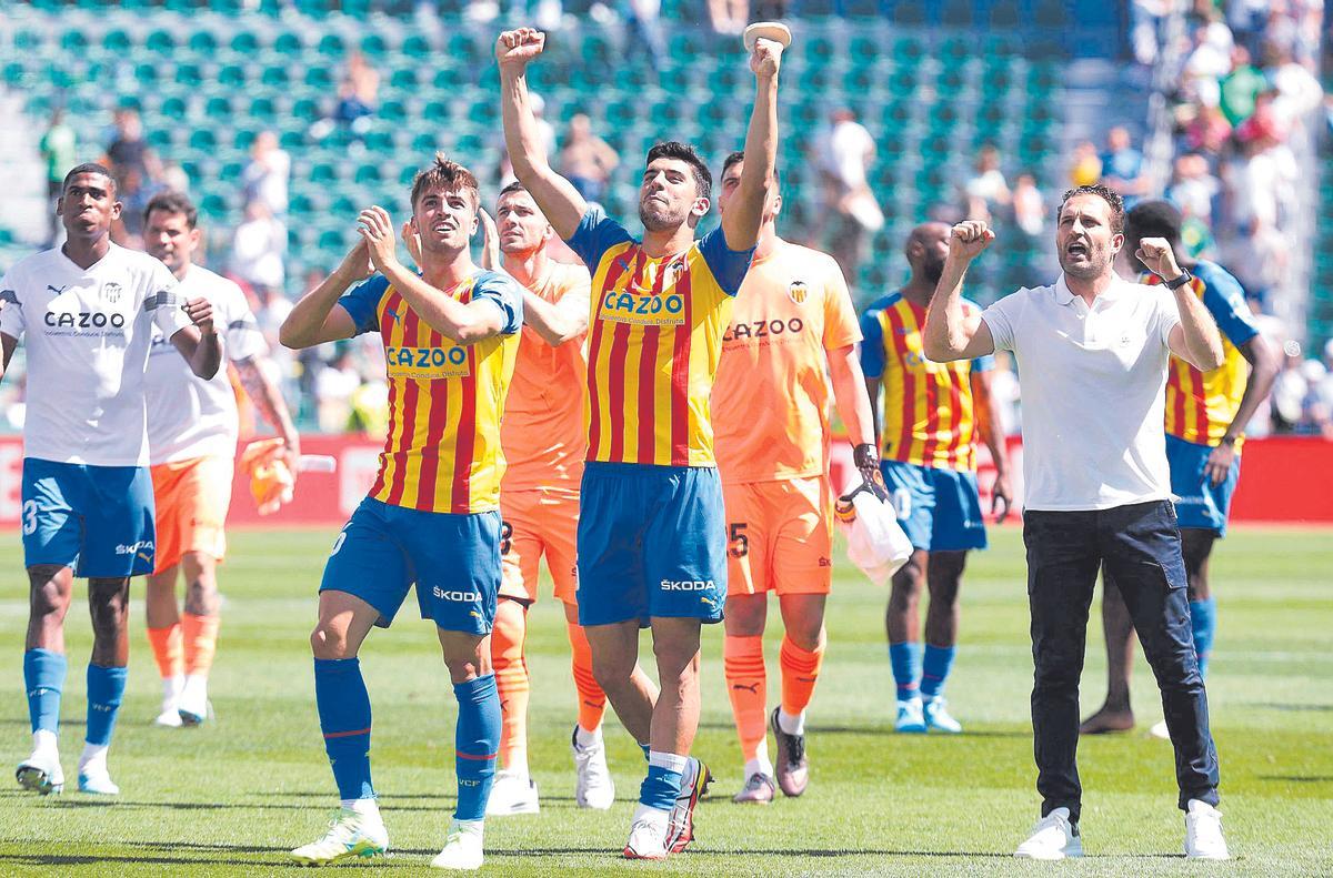 Baraja y los jugadores les dan las gracias a la afición Elche.. Estadio Martinez Valero -. Elche CF - Valencia CF . Partido de Liga