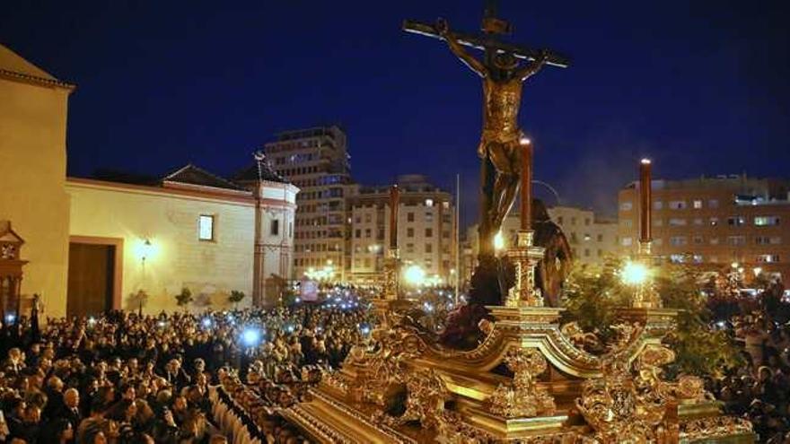 Una muchedumbre de público asiste a la salida procesional del Cristo de la Buena Muerte desde Santo Domingo.