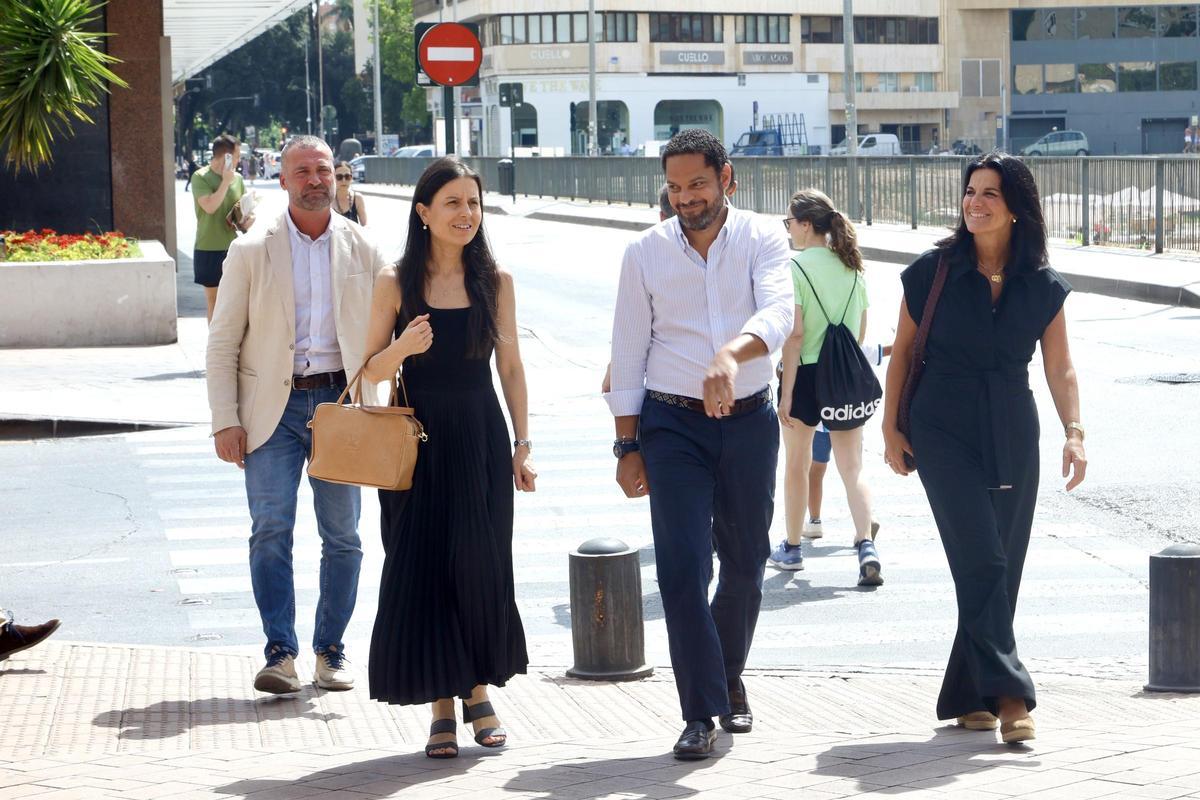Garriga, a su llegada al hotel murciano acompañado de Montserrat Lluis y otros cargos del partido.