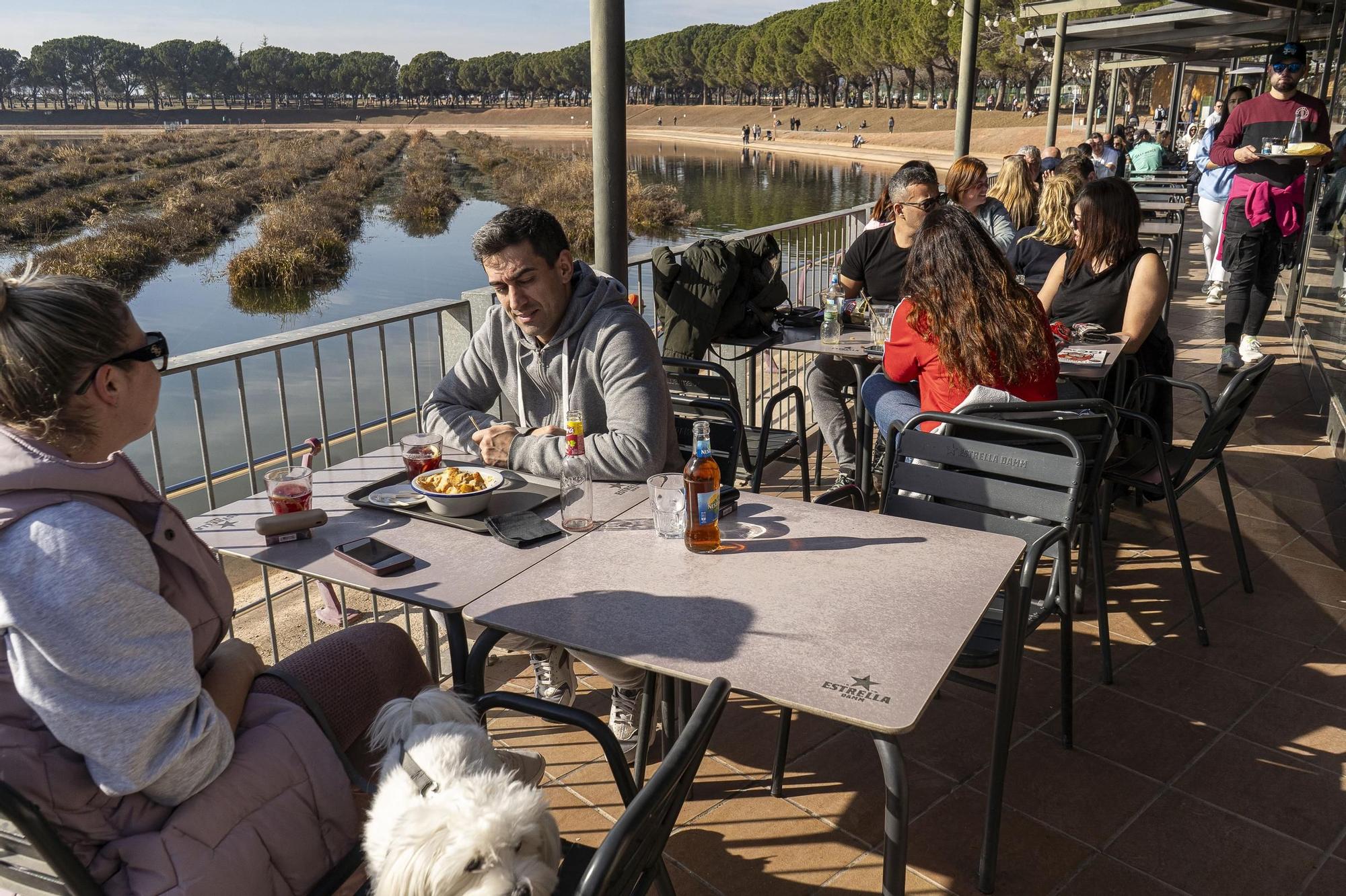 Terrasses plenes al Bages al gener, i en màniga curta