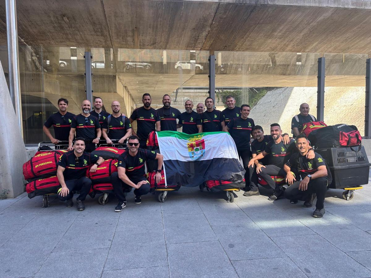 Galería | El equipo de bomberos de la Diputación de Badajoz trabajará en las labores de rescate en una zona turística de Caracas