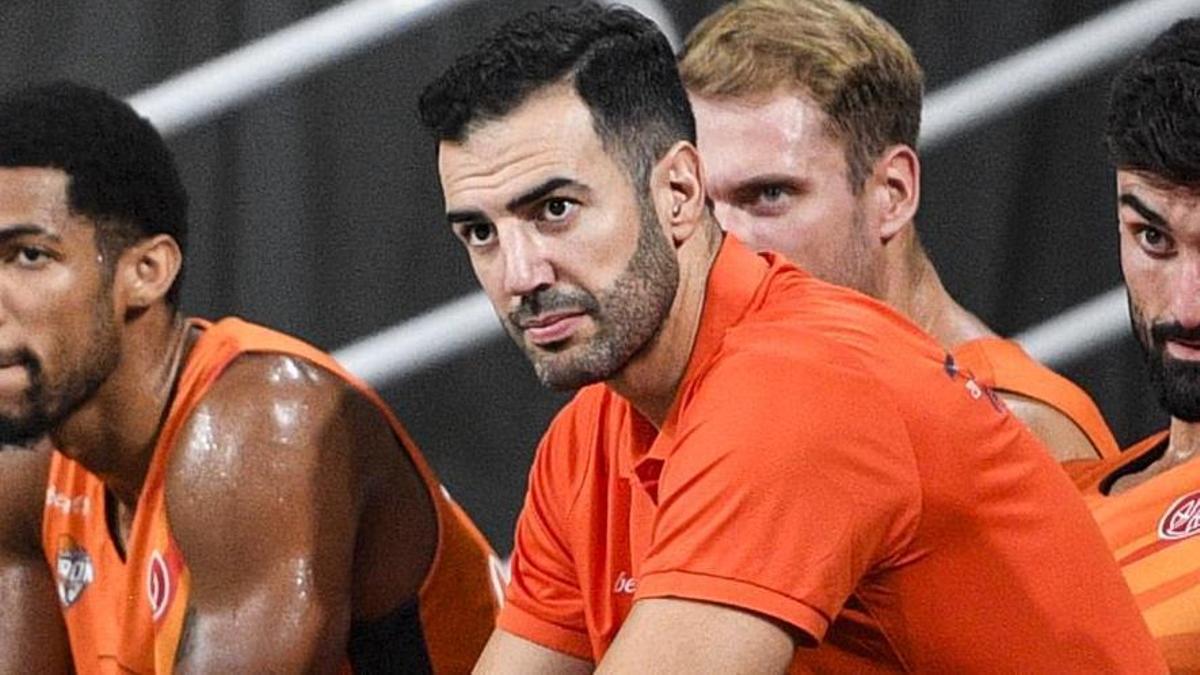 Luis Parejo, siguiendo un partido Cáceres-Morón en el banquillo del Multiusos.