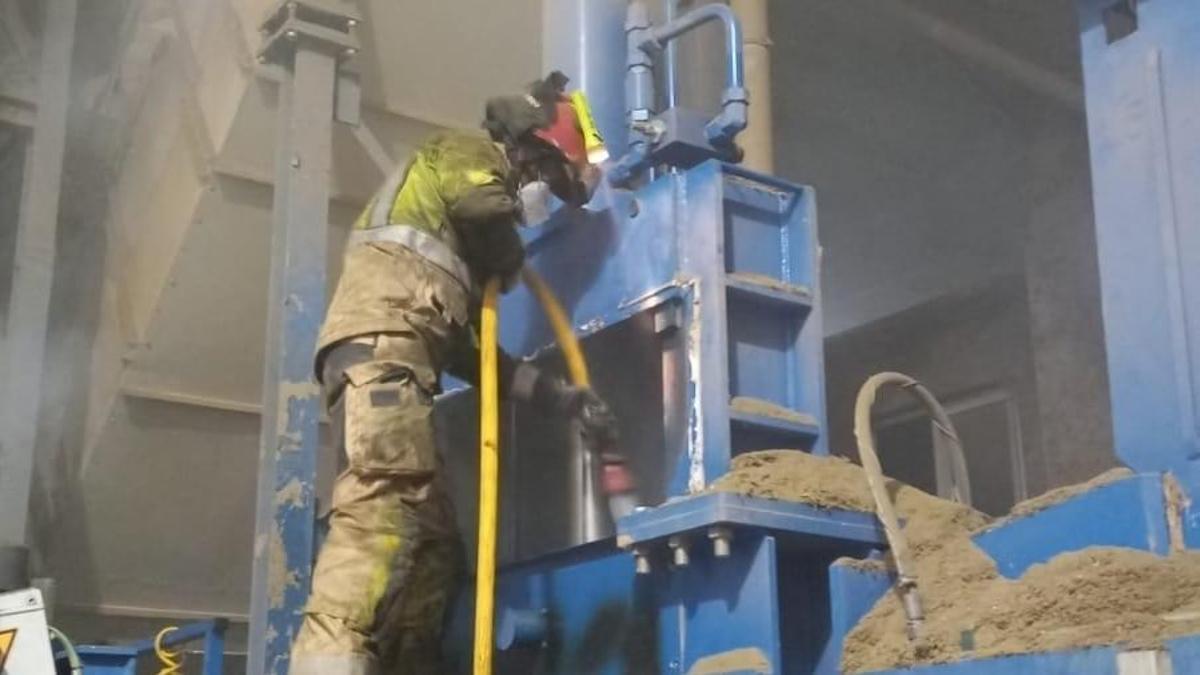 Los bomberos de la DPH sofocan un incendio en la deshidratadora en Capdesaso (Huesca).