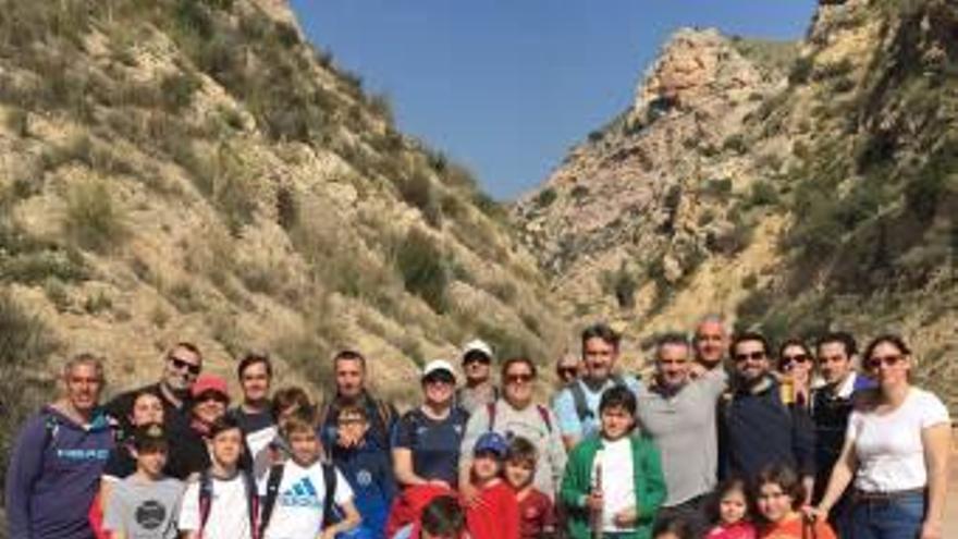 Visita de un grupo a la sierra tras pasar por la exposición.