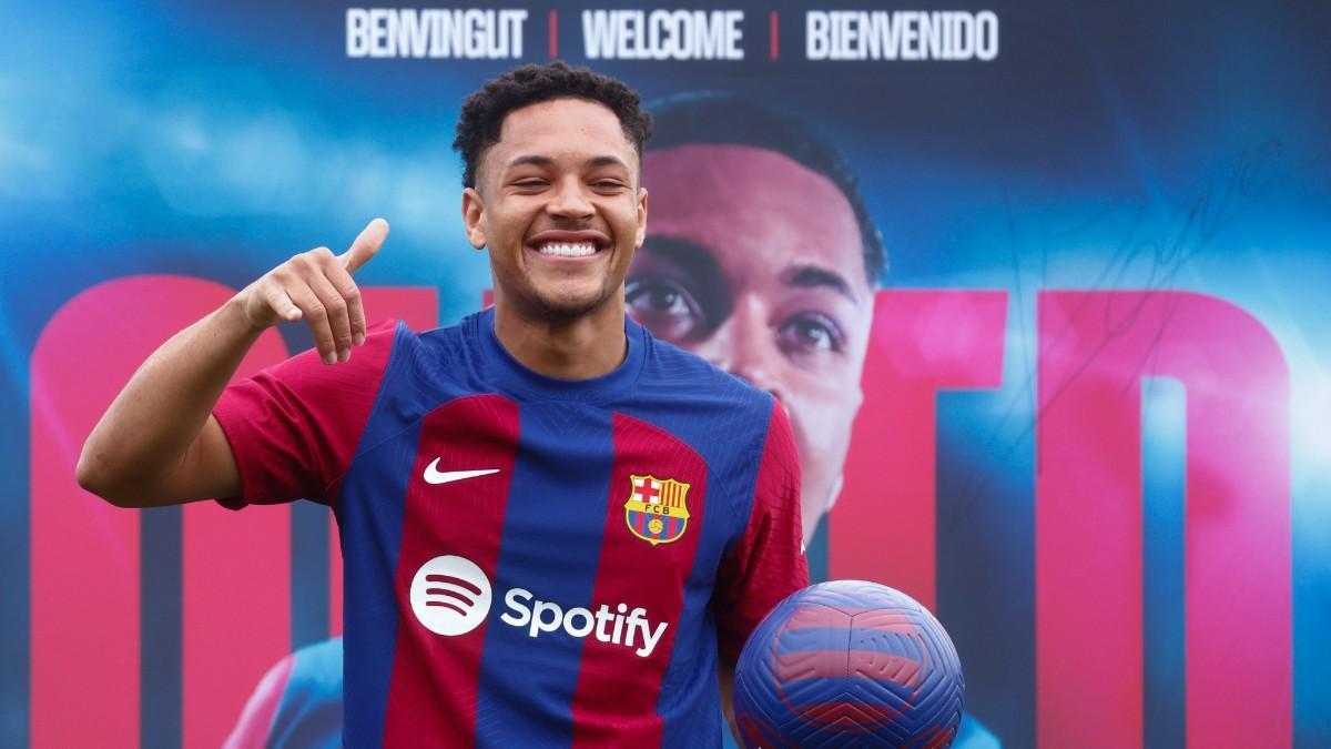 Vitor Roque presentado como nuevo jugador del FC Barcelona