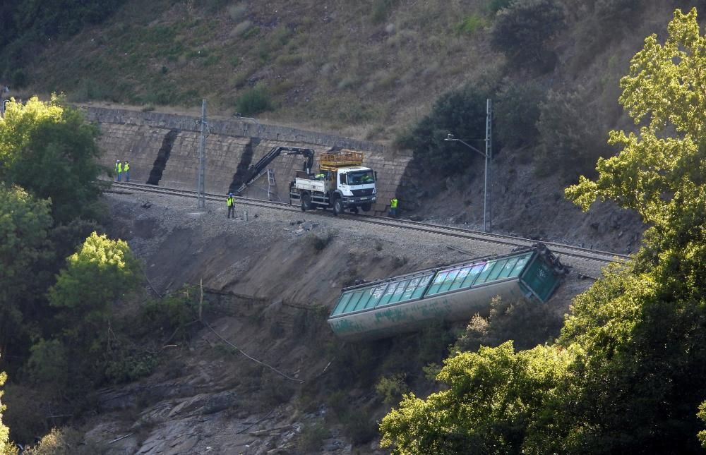 Los vagones del tren descarrillado en Ourense acaban en el río Sil. Adif se expone a una multa de hasta 35.000 euros