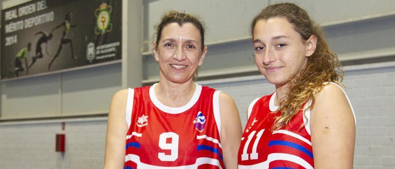 Rosa Pérez y su hija pequeña Daniela  antes de comenzar el encuentro en el que jugaron juntas